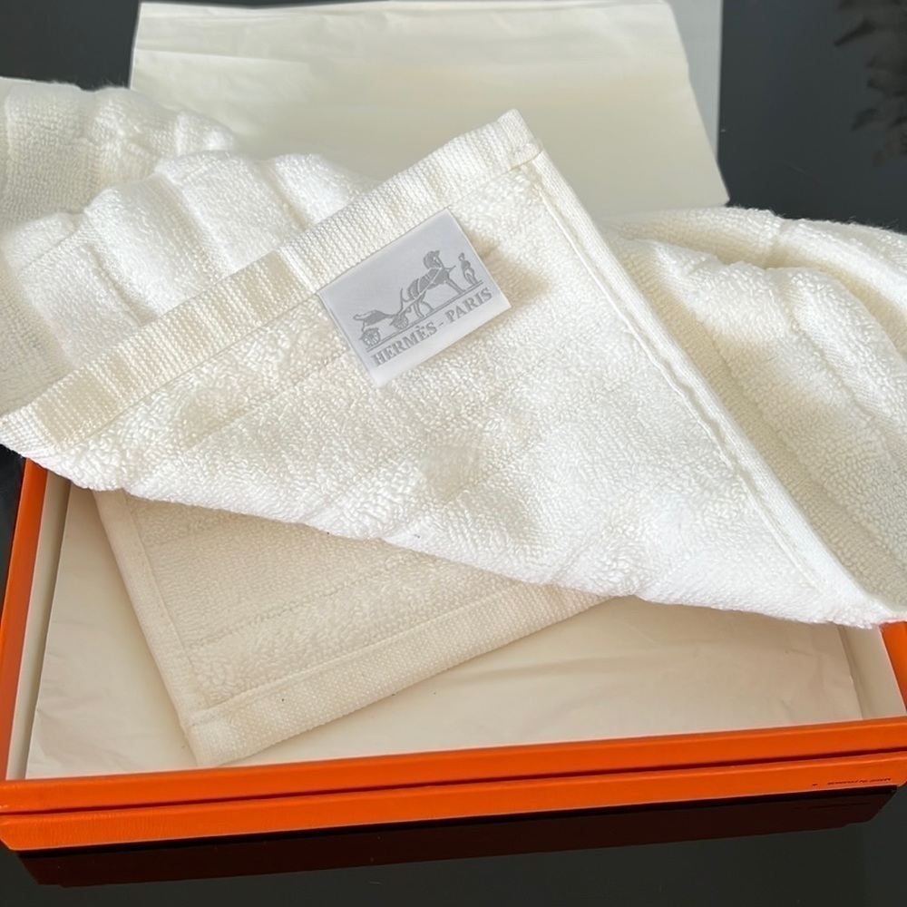 Hermes 12 1/2 in x 13 in hand towel - NWOT  - box included